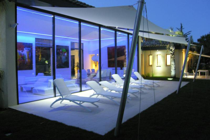 Façade Minimaliste de notre Partenaire Sky-Frame dans une villa contemporaine à Ramatuelle, dans le VAR