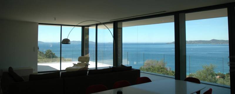 Réalisation d'une baie fixe en verre pour villa contemporaine vue mer  LE LAVANDOU