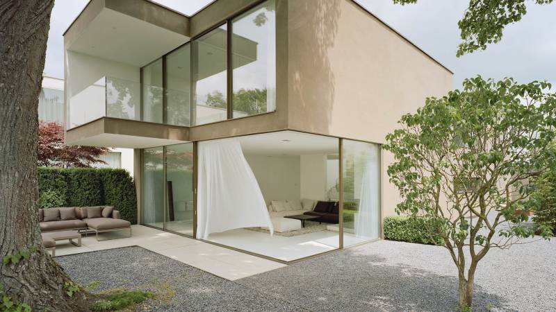 Réalisation de menuiseries minimalistes SKY FRAME dans le VAR