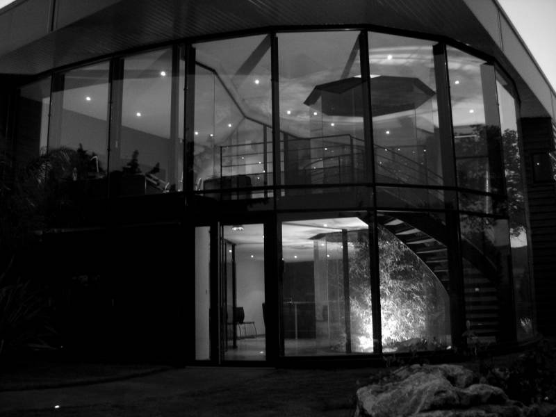 Baies vitrées minimalistes bâtiments à Sainte Maxime dans le Var 83